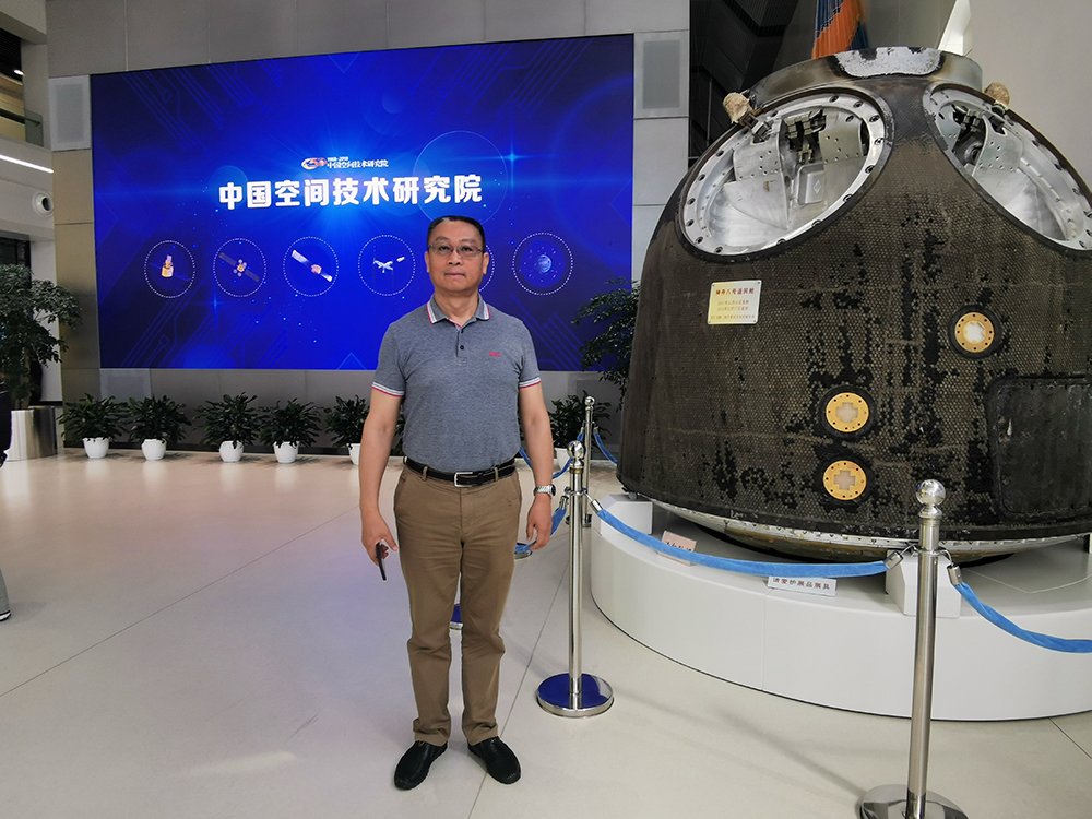 1595472991175410.jpg 在中国空间技术研究院及钱学森实验室,与神舟八号返回舱合影2.jpg